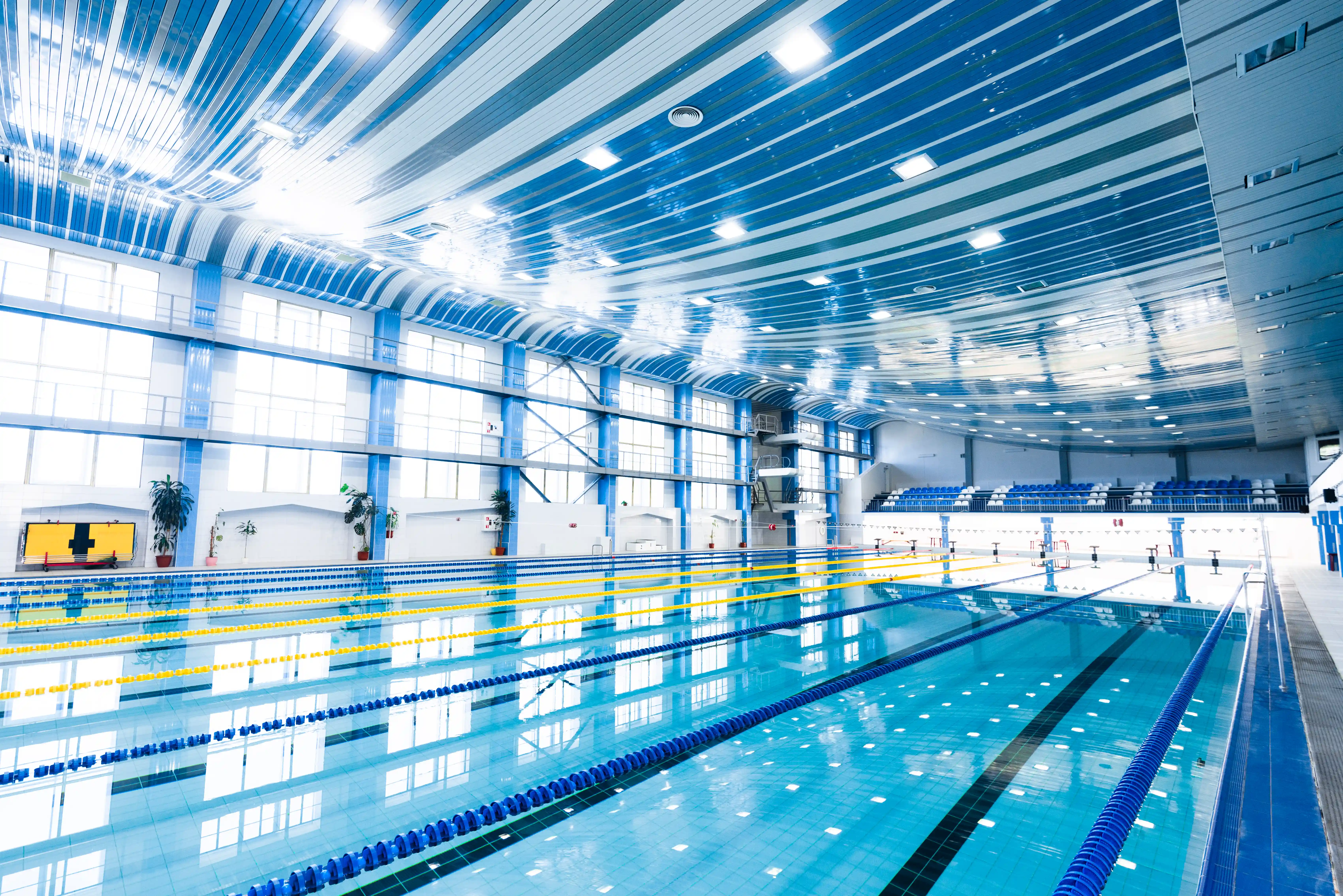 Modernes Hallenbad mit professioneller Badewassertechnik